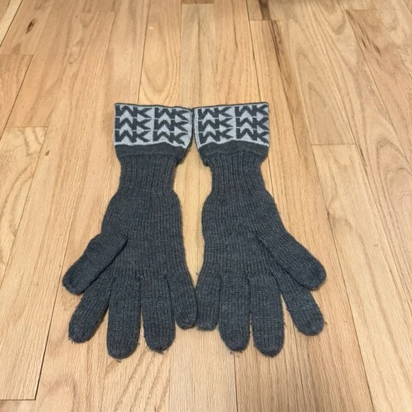 MICHAEL Michael Kors Women’s Acrylic Knit Charcoal Gray Monogram Gloves - Picture 6 of 6